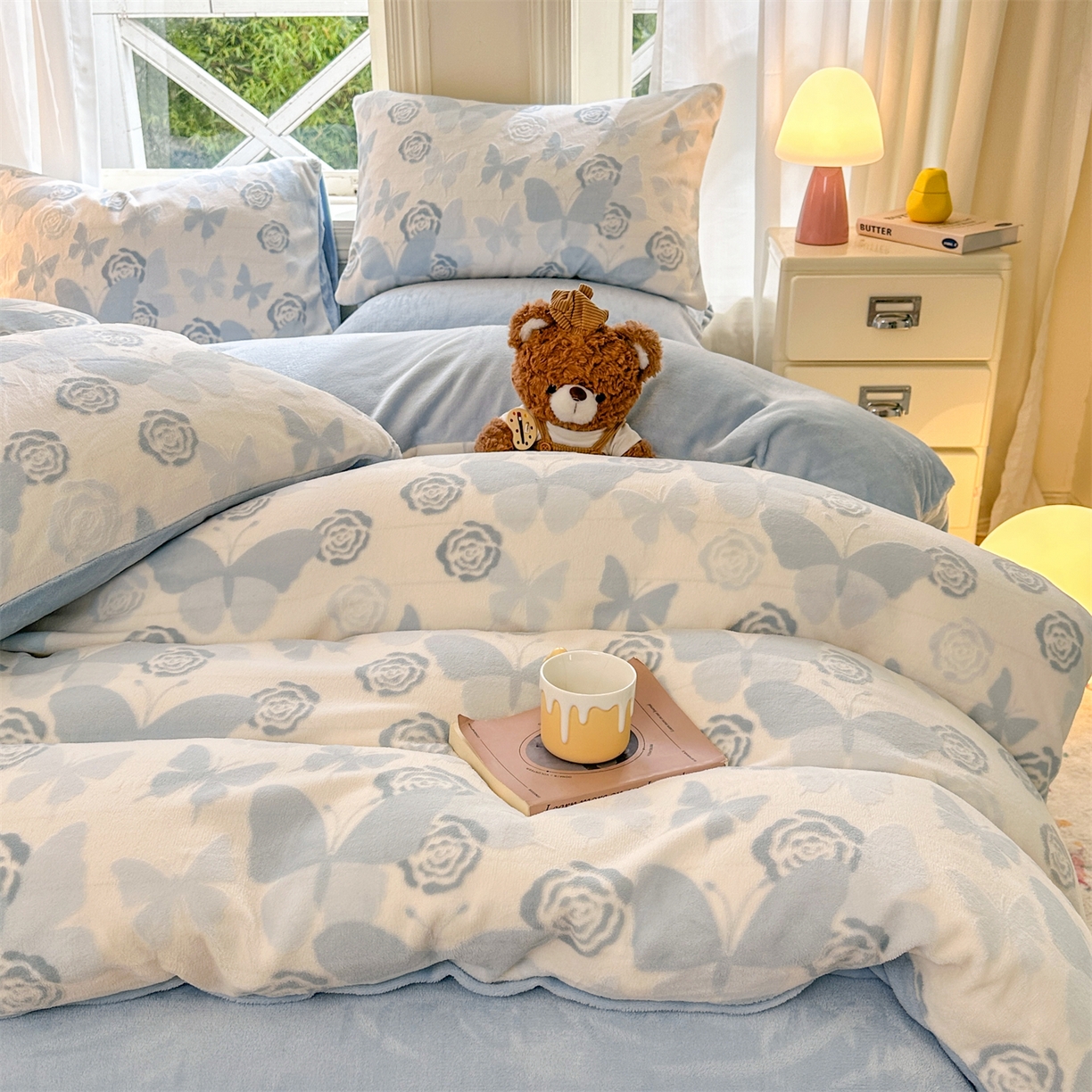 91家纺网 家纺一手货源 找家纺 灰鲸 2025新款立体雕花牛奶绒四件套 蝶花-蓝