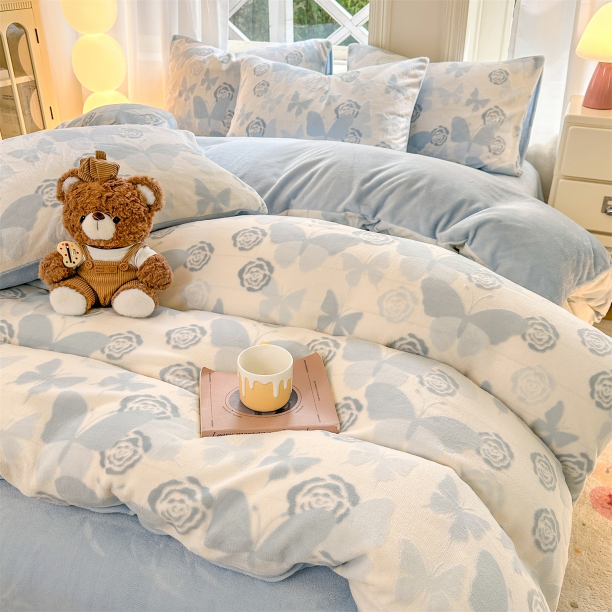 91家纺网 家纺一手货源 找家纺 灰鲸 2025新款立体雕花牛奶绒四件套 蝶花-蓝