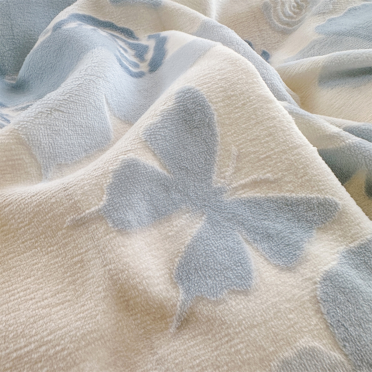 91家纺网 家纺一手货源 找家纺 灰鲸 2025新款立体雕花牛奶绒四件套 蝶花-蓝