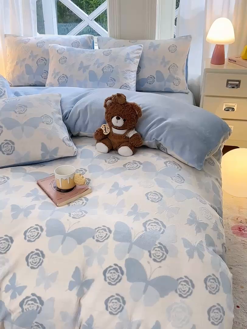 91家纺网 家纺一手货源 找家纺 灰鲸 2025新款立体雕花牛奶绒四件套 蝶花-蓝