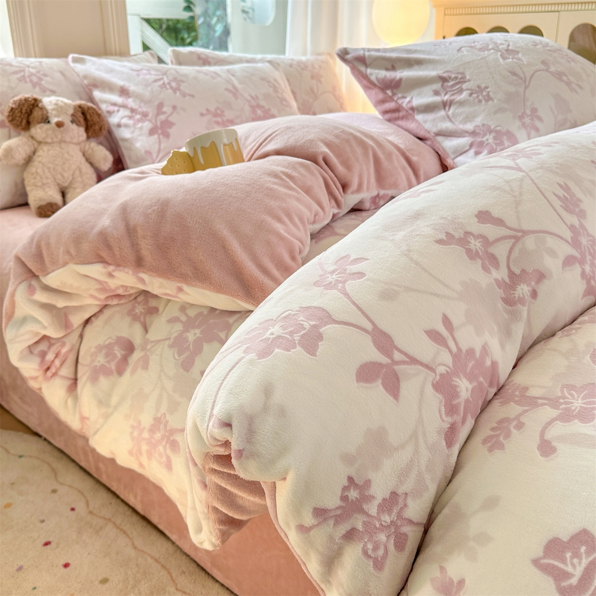 91家纺网 家纺一手货源 找家纺 灰鲸 2025新款立体雕花牛奶绒四件套 繁花-粉