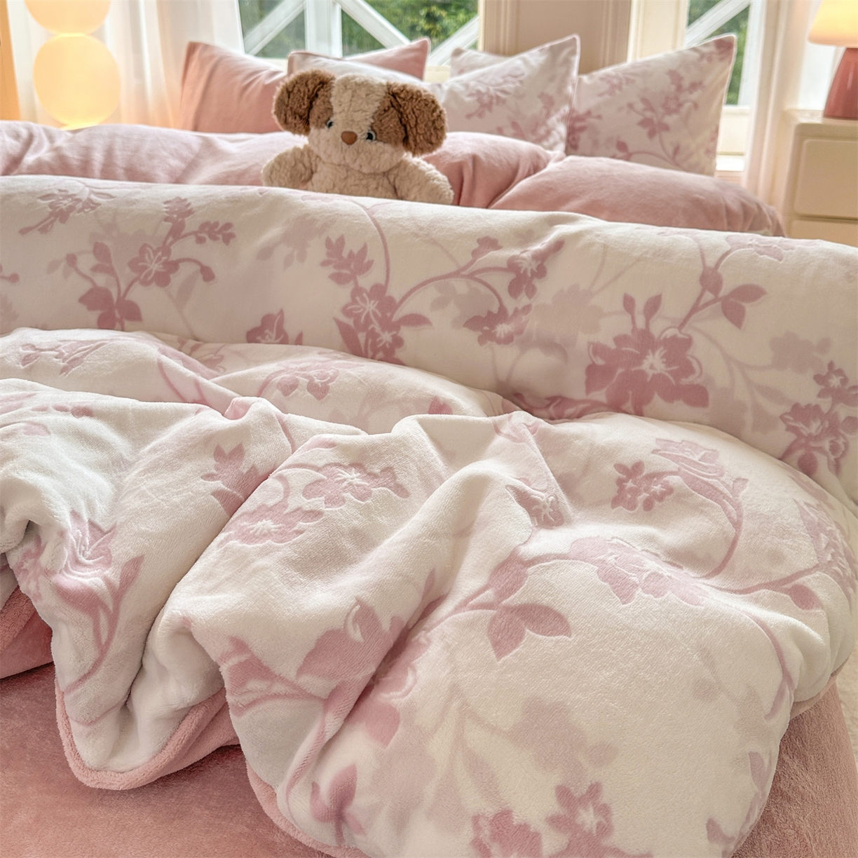 91家纺网 家纺一手货源 找家纺 灰鲸 2025新款立体雕花牛奶绒四件套 繁花-粉