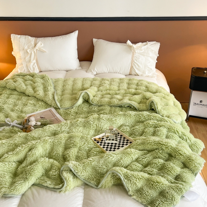 91家纺网 家纺一手货源 找家纺 妖妖家纺 2025新款600克双面大兔毛雕花纯色毛毯 黄阳绿