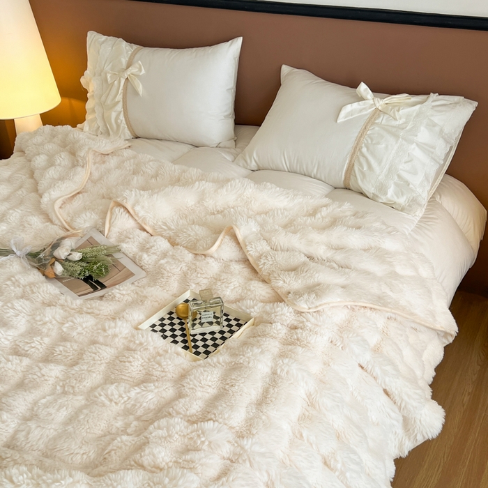 91家纺网 家纺一手货源 找家纺 妖妖家纺 2025新款600克双面大兔毛雕花纯色毛毯 奶油白