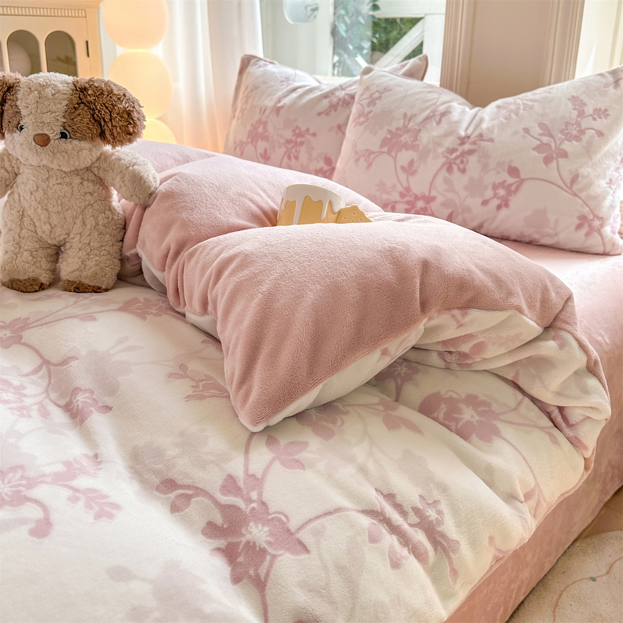 91家纺网 家纺一手货源 找家纺 灰鲸 2025新款立体雕花牛奶绒四件套 繁花-粉