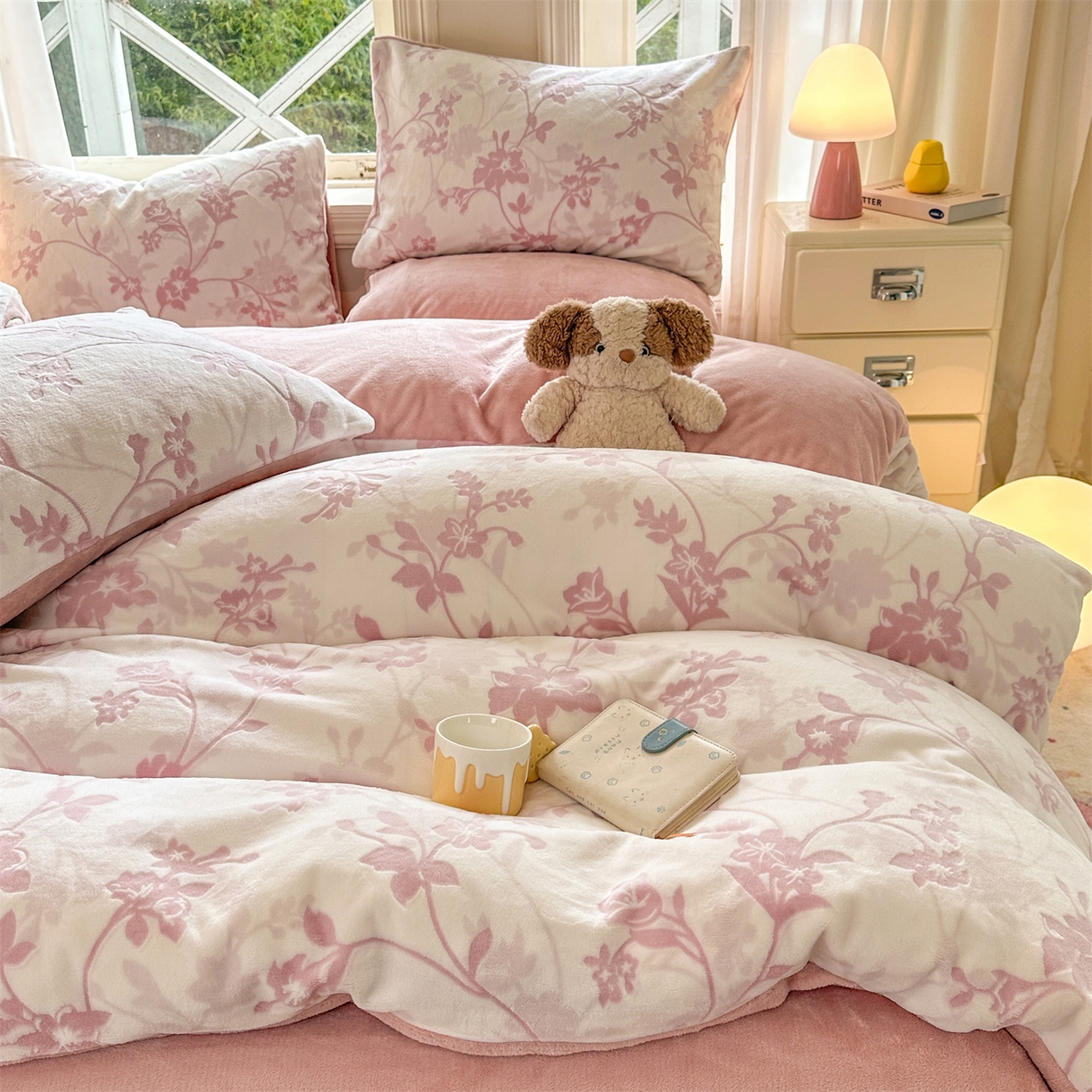 91家纺网 家纺一手货源 找家纺 灰鲸 2025新款立体雕花牛奶绒四件套 繁花-粉