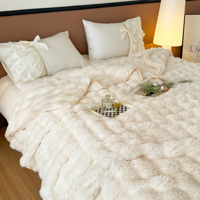 91家纺网 家纺一手货源 找家纺 妖妖家纺 2025新款600克双面大兔毛雕花纯色毛毯 奶油白