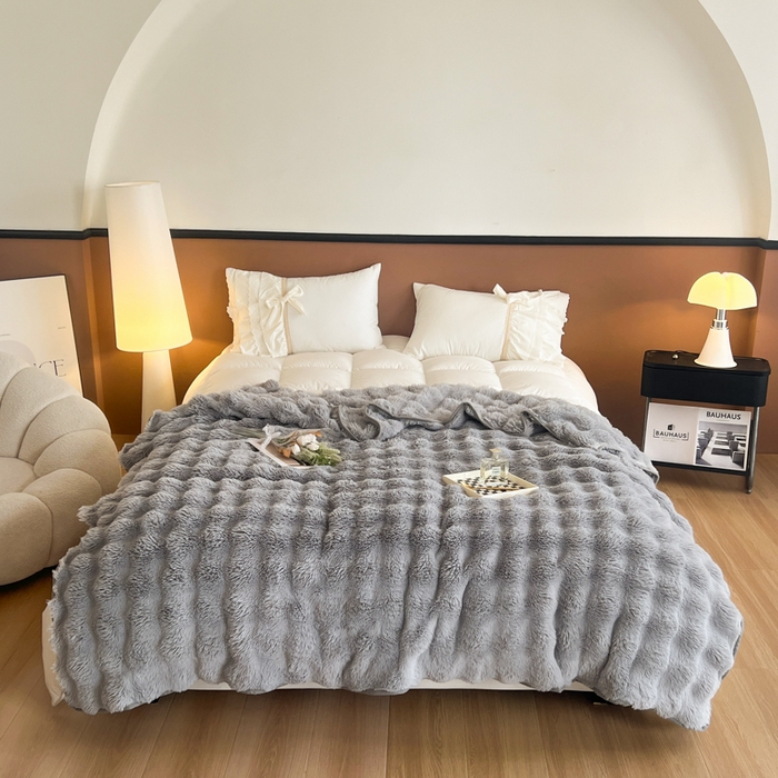 91家纺网 家纺一手货源 找家纺 妖妖家纺 2025新款600克双面大兔毛雕花纯色毛毯 浅影灰