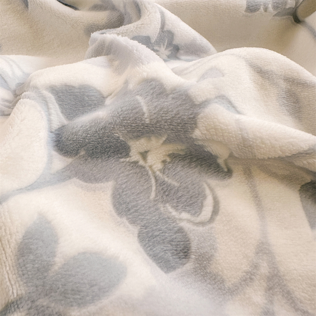 91家纺网 家纺一手货源 找家纺 灰鲸 2025新款立体雕花牛奶绒四件套 繁花-蓝