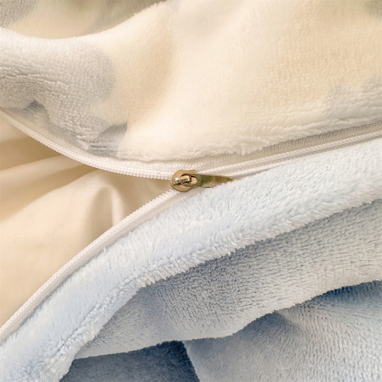 91家纺网 家纺一手货源 找家纺 灰鲸 2025新款立体雕花牛奶绒四件套 繁花-蓝