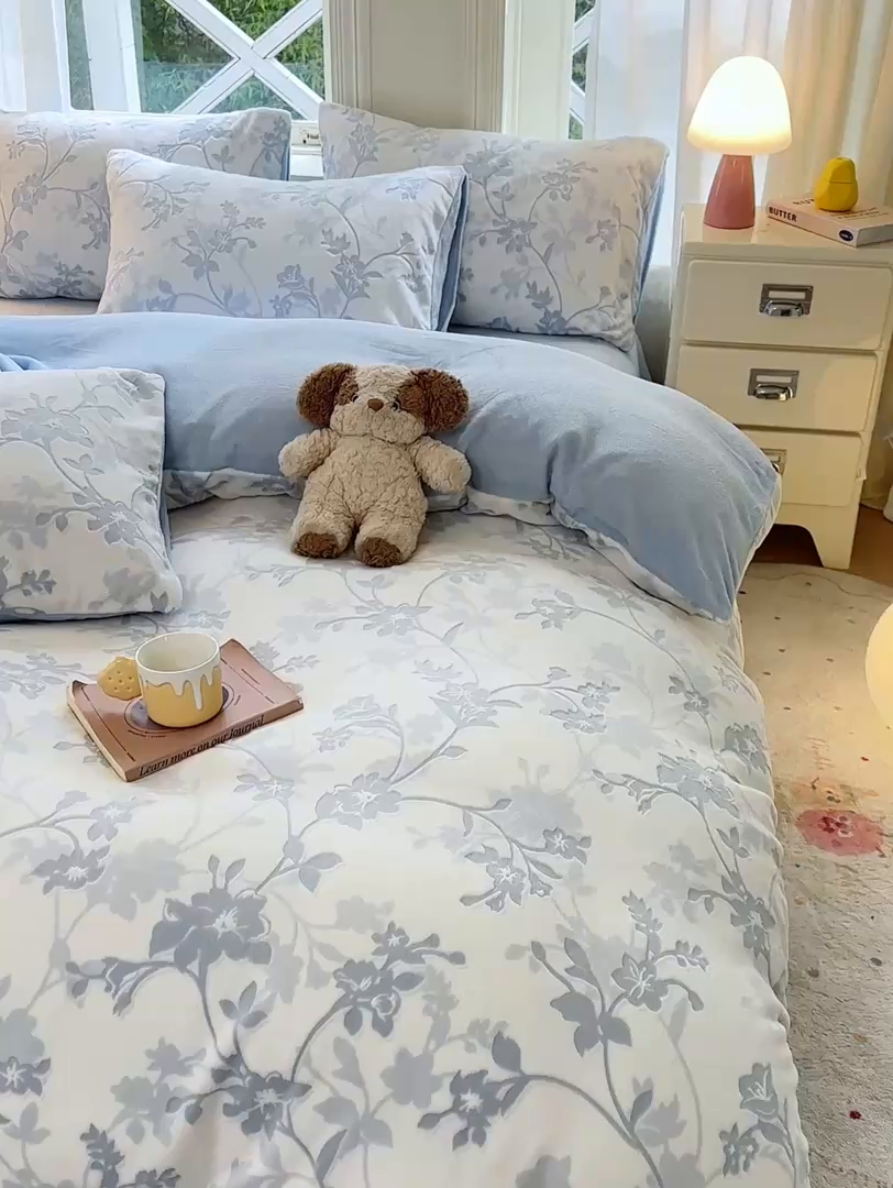 91家纺网 家纺一手货源 找家纺 灰鲸 2025新款立体雕花牛奶绒四件套 繁花-蓝