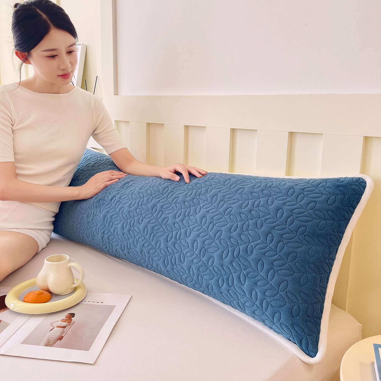 91家纺网 家纺一手货源 找家纺 雨彤家纺 2025新款牛奶绒夹棉包边长枕套 绒包边枕套-雾兰