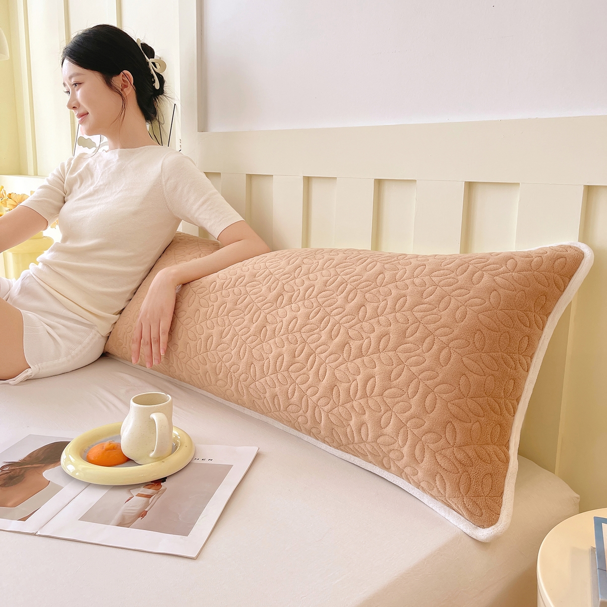 91家纺网 家纺一手货源 找家纺 雨彤家纺 2025新款牛奶绒夹棉包边长枕套 绒包边枕套-经典咖