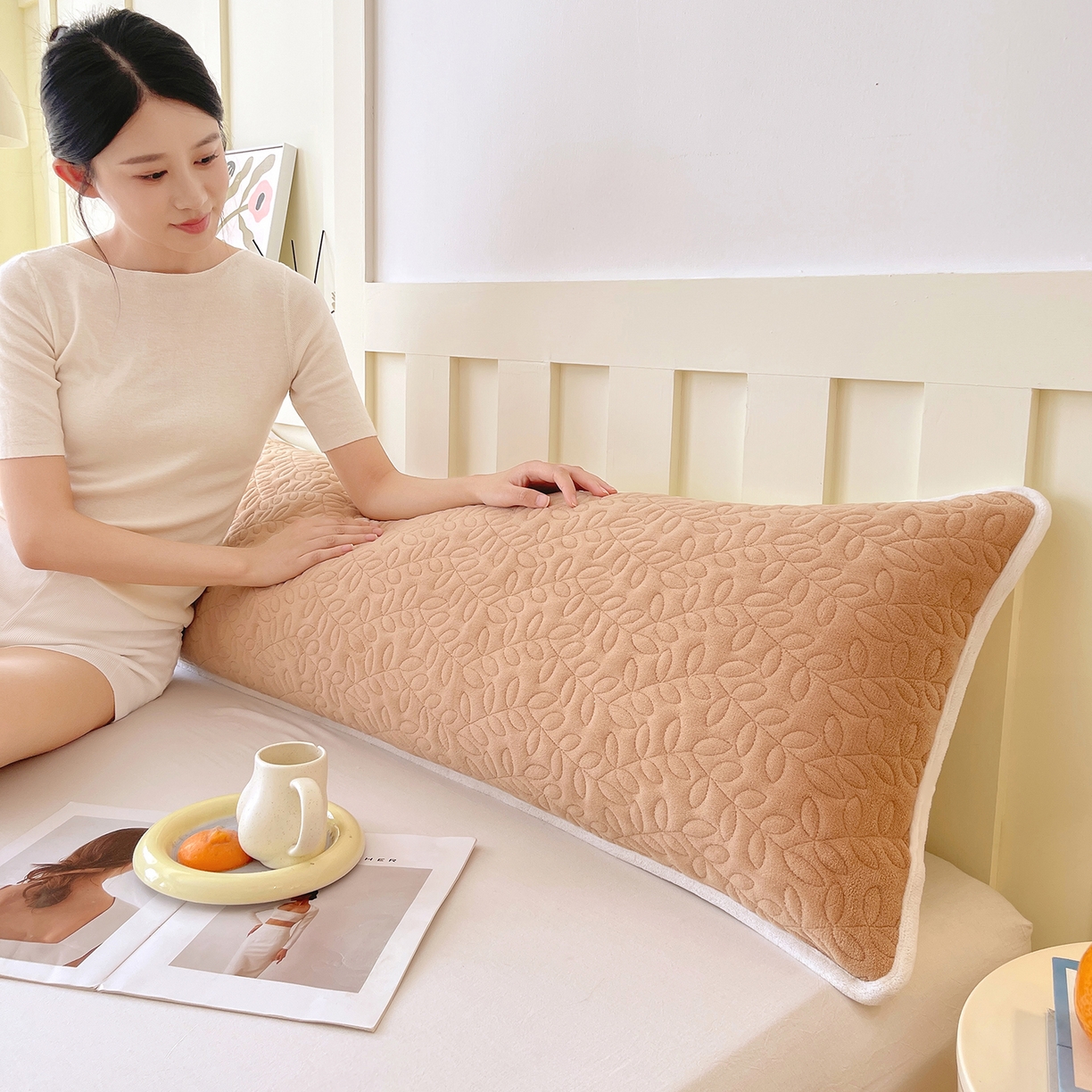 91家纺网 家纺一手货源 找家纺 雨彤家纺 2025新款牛奶绒夹棉包边长枕套 绒包边枕套-经典咖