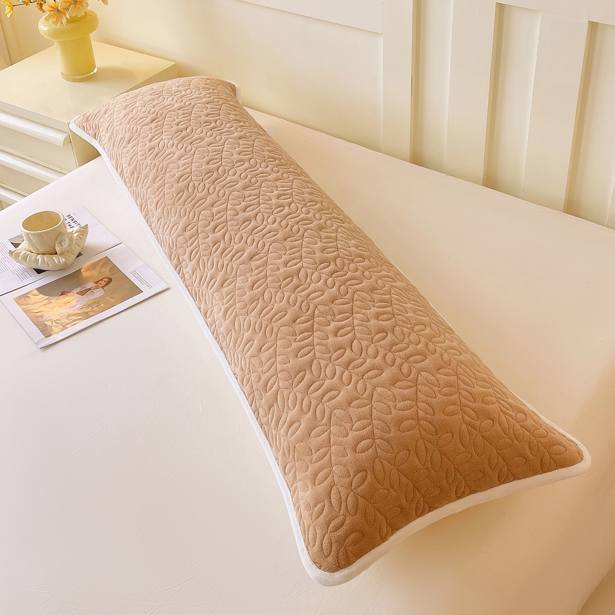 91家纺网 家纺一手货源 找家纺 雨彤家纺 2025新款牛奶绒夹棉包边长枕套 绒包边枕套-经典咖