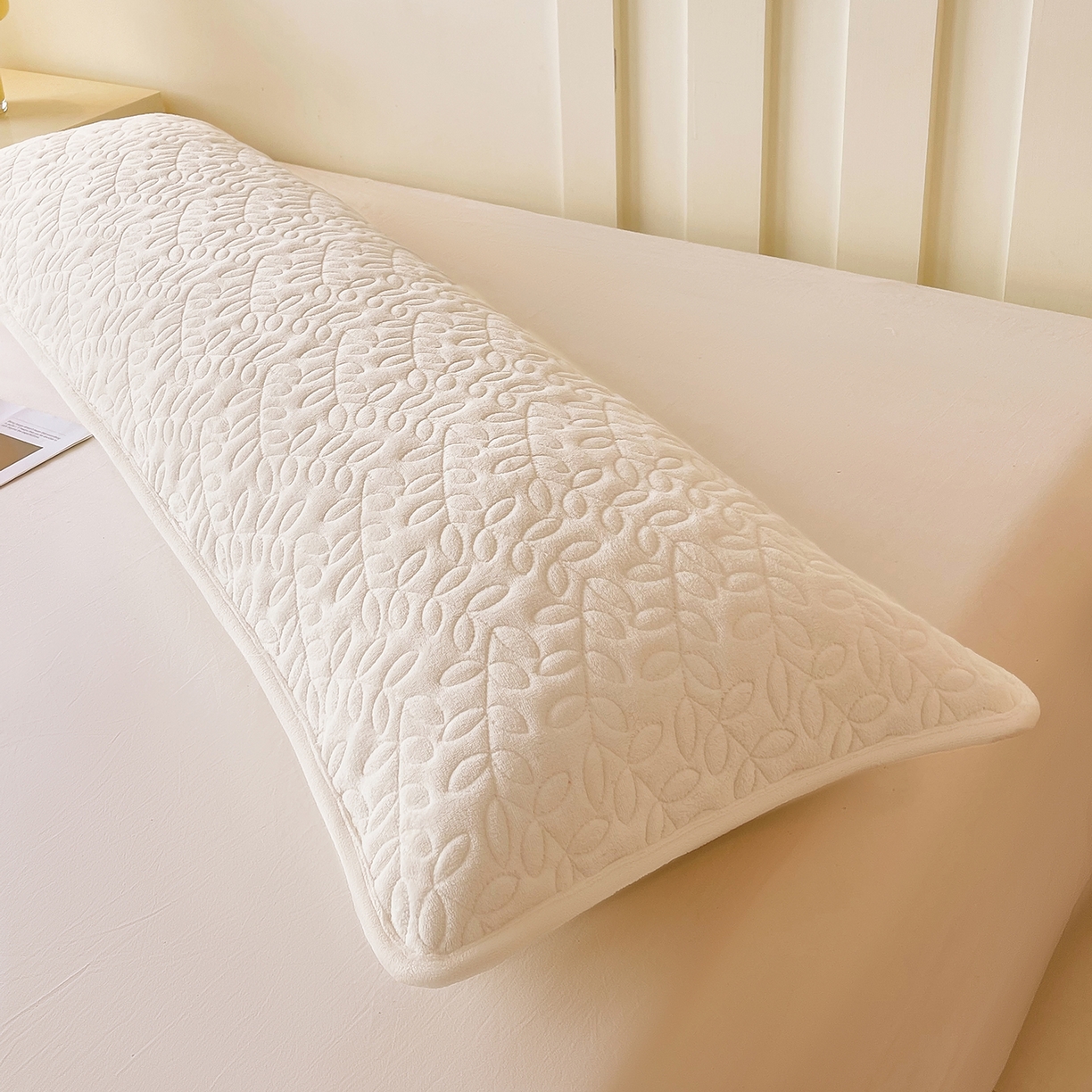 91家纺网 家纺一手货源 找家纺 雨彤家纺 2025新款牛奶绒夹棉包边长枕套 绒包边枕套-奶白