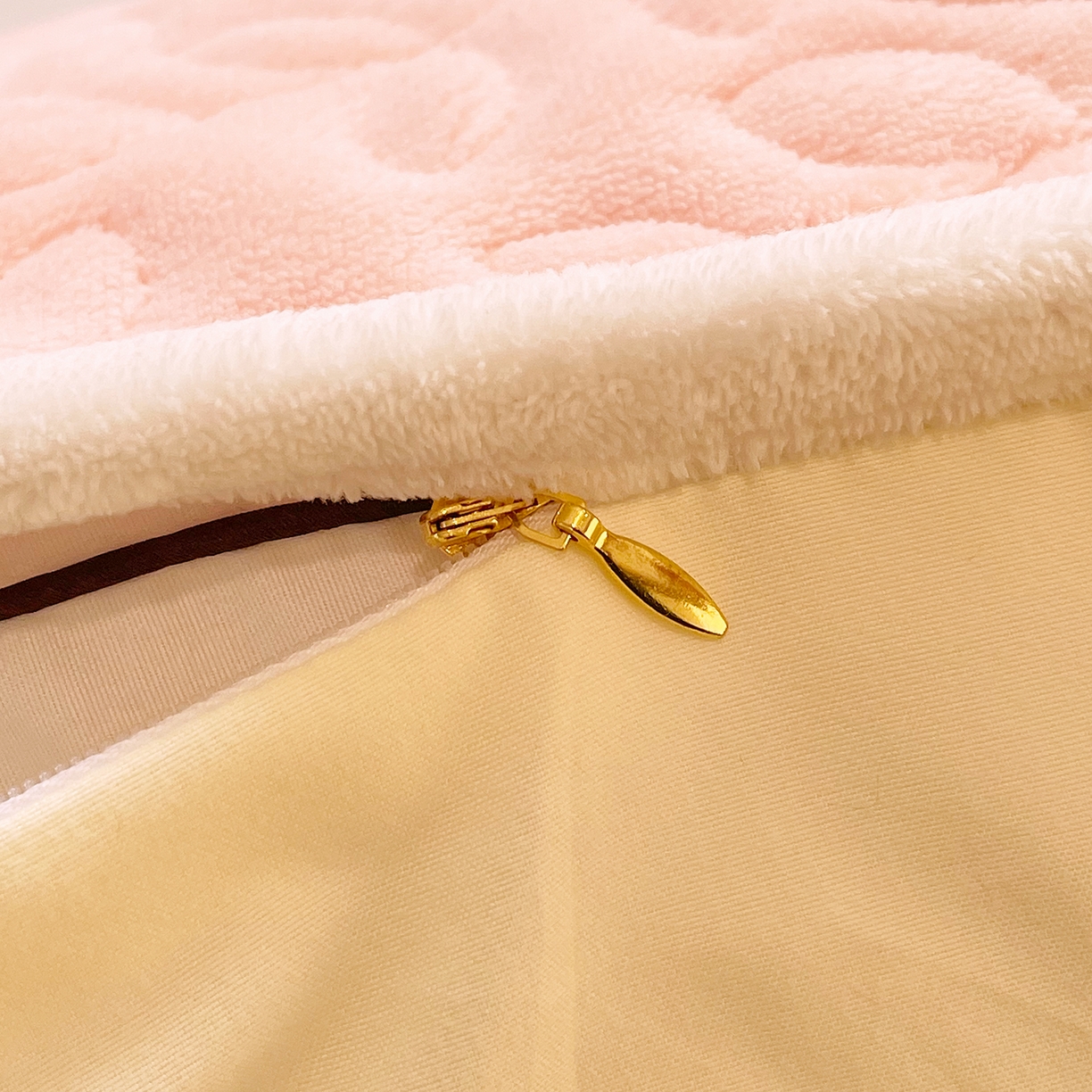 91家纺网 家纺一手货源 找家纺 雨彤家纺 2025新款牛奶绒夹棉包边长枕套 绒包边枕套-淡粉