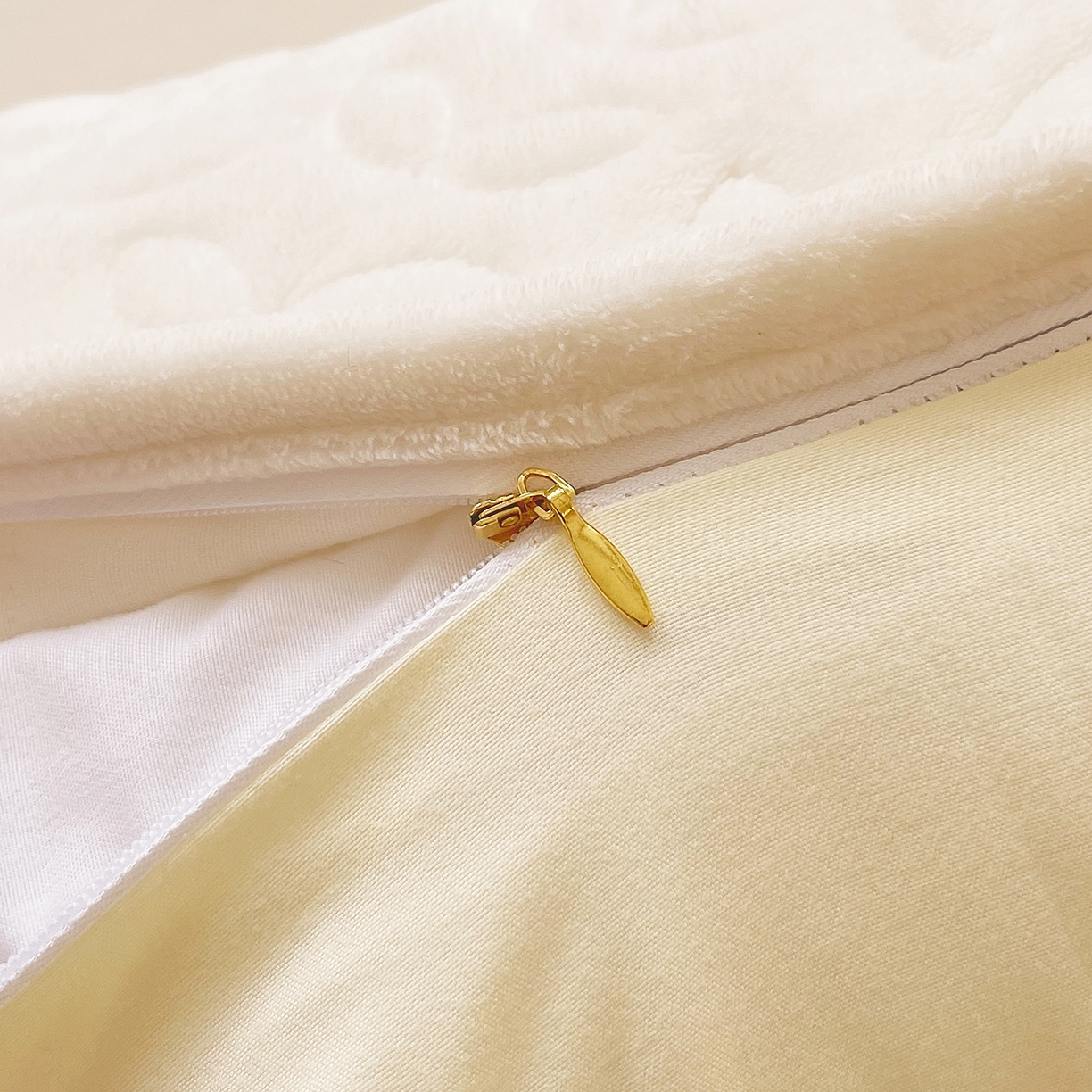 91家纺网 家纺一手货源 找家纺 雨彤家纺 2025新款牛奶绒夹棉包边长枕套 绒包边枕套-奶白