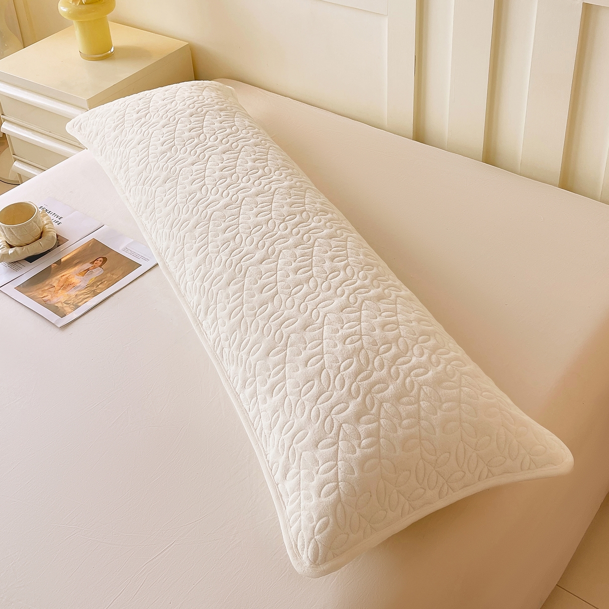 91家纺网 家纺一手货源 找家纺 雨彤家纺 2025新款牛奶绒夹棉包边长枕套 绒包边枕套-奶白