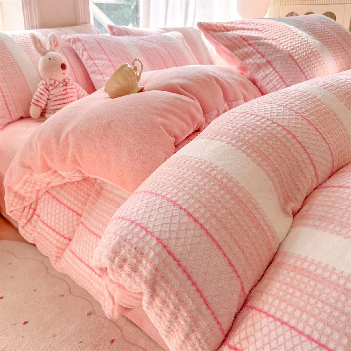 91家纺网 家纺一手货源 找家纺 灰鲸 2025新款立体雕花牛奶绒四件套 泛歌-粉