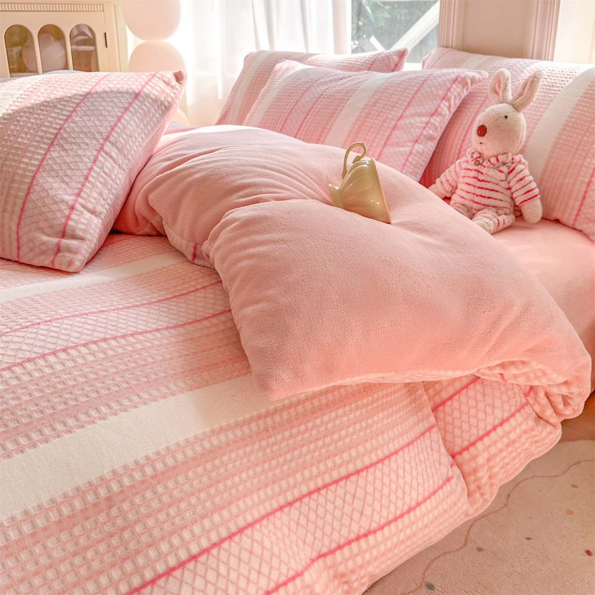 91家纺网 家纺一手货源 找家纺 灰鲸 2025新款立体雕花牛奶绒四件套 泛歌-粉