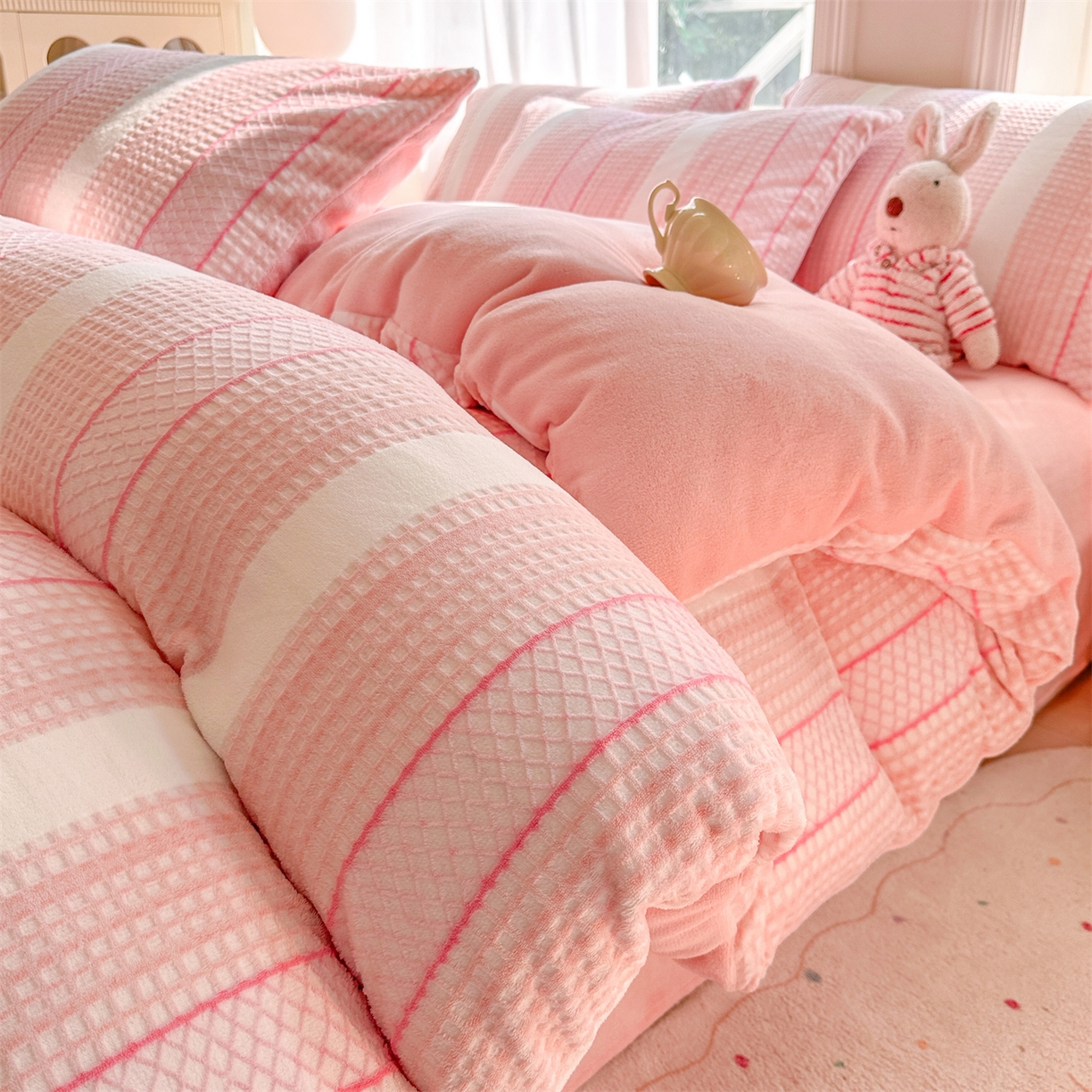 91家纺网 家纺一手货源 找家纺 灰鲸 2025新款立体雕花牛奶绒四件套 泛歌-粉