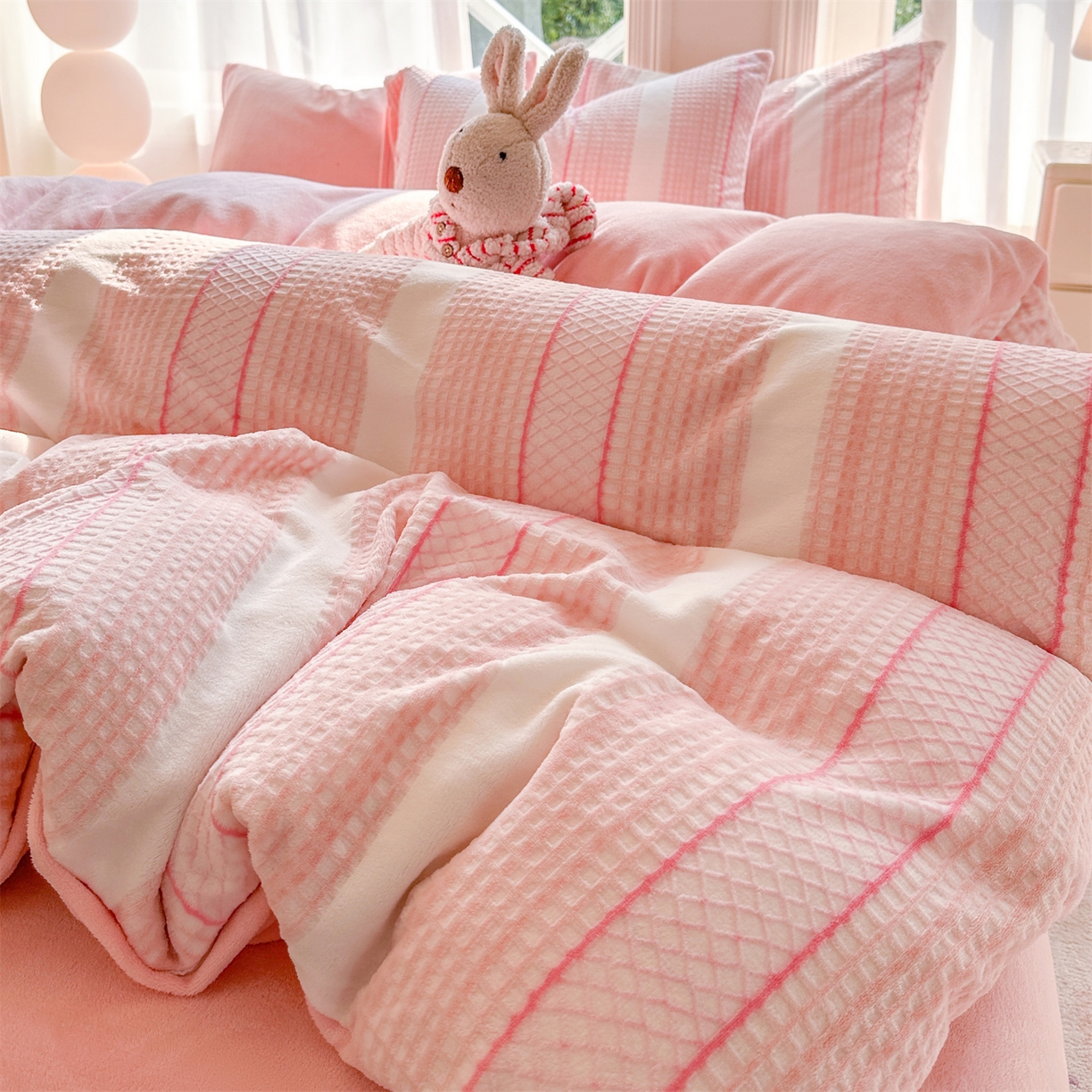 91家纺网 家纺一手货源 找家纺 灰鲸 2025新款立体雕花牛奶绒四件套 泛歌-粉