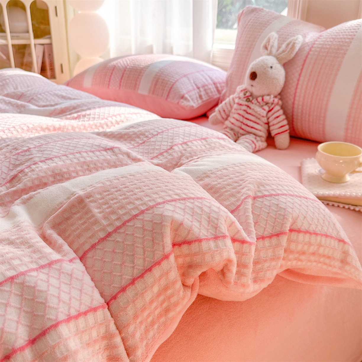 91家纺网 家纺一手货源 找家纺 灰鲸 2025新款立体雕花牛奶绒四件套 泛歌-粉