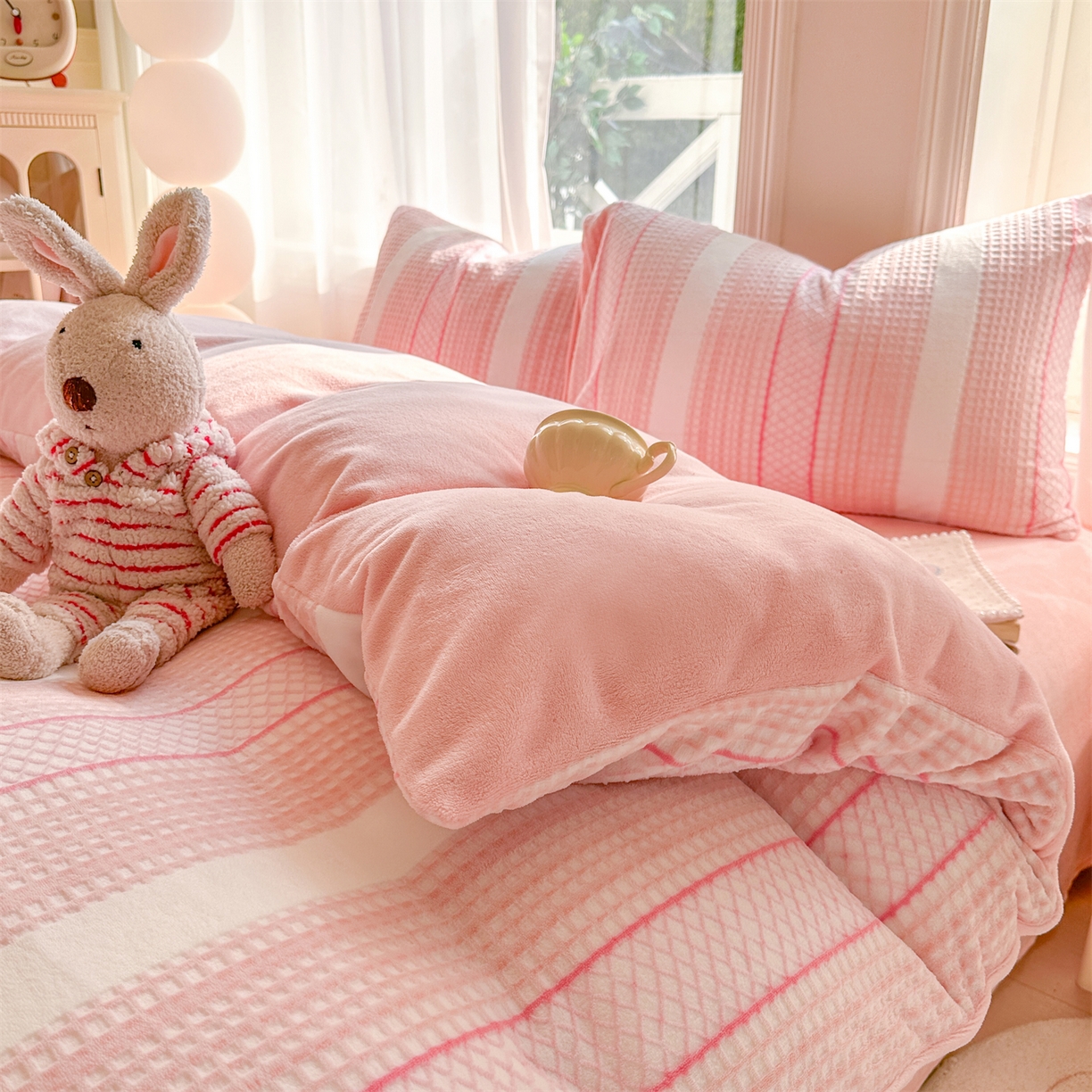 91家纺网 家纺一手货源 找家纺 灰鲸 2025新款立体雕花牛奶绒四件套 泛歌-粉