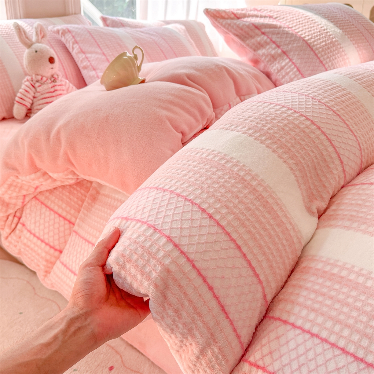 91家纺网 家纺一手货源 找家纺 灰鲸 2025新款立体雕花牛奶绒四件套 泛歌-粉