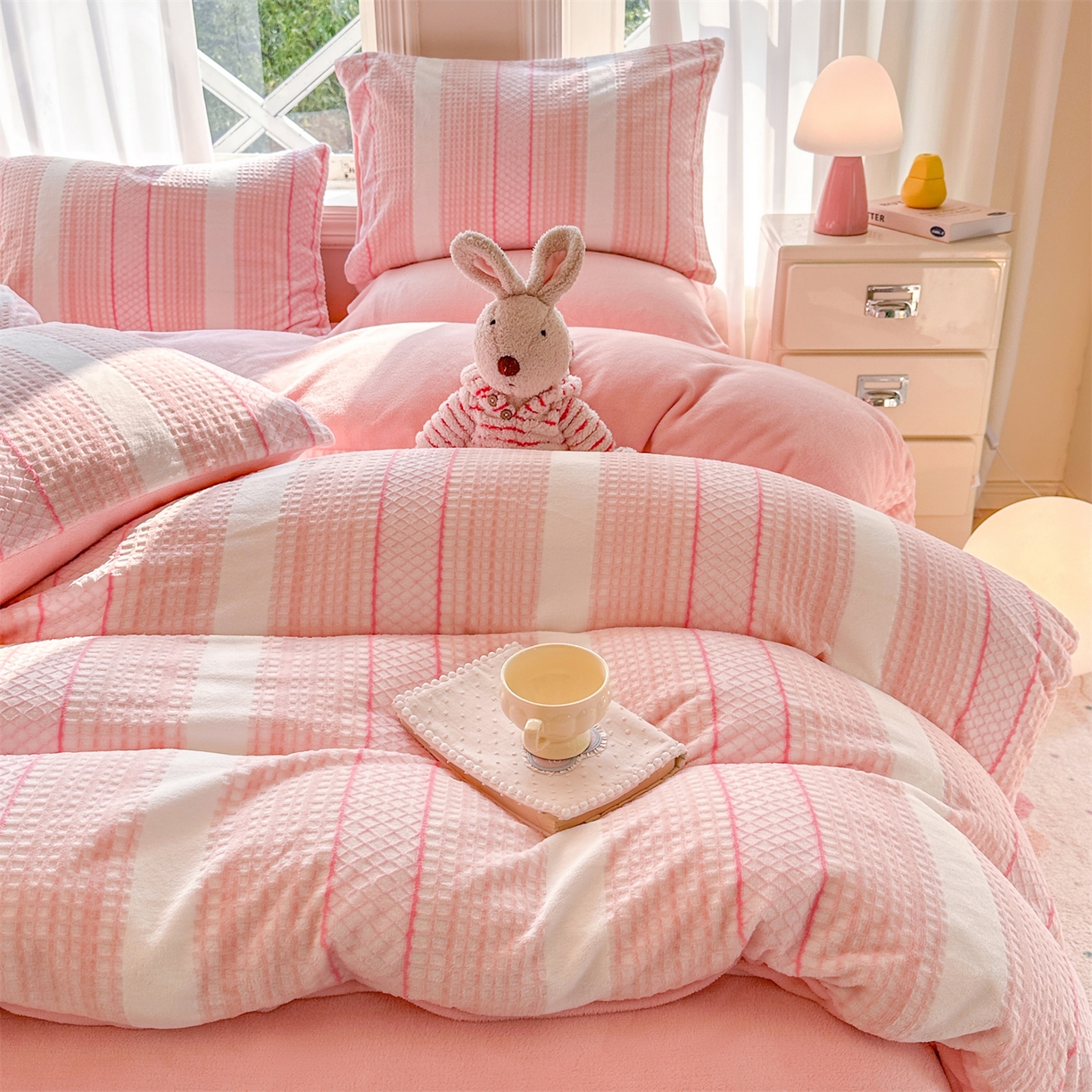 91家纺网 家纺一手货源 找家纺 灰鲸 2025新款立体雕花牛奶绒四件套 泛歌-粉