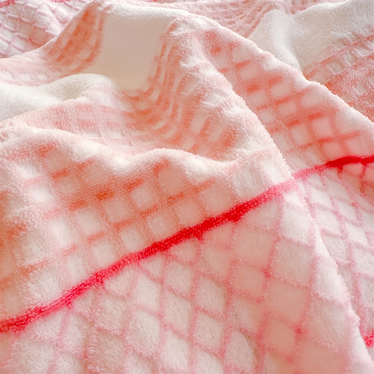 91家纺网 家纺一手货源 找家纺 灰鲸 2025新款立体雕花牛奶绒四件套 泛歌-粉