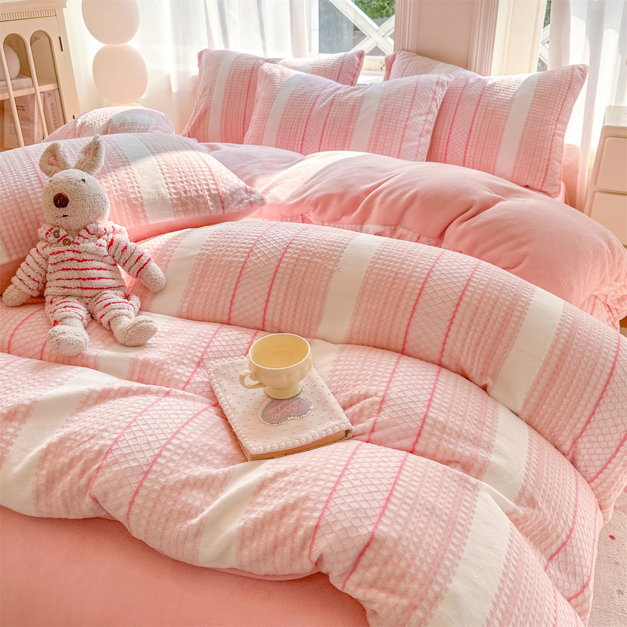 91家纺网 家纺一手货源 找家纺 灰鲸 2025新款立体雕花牛奶绒四件套 泛歌-粉