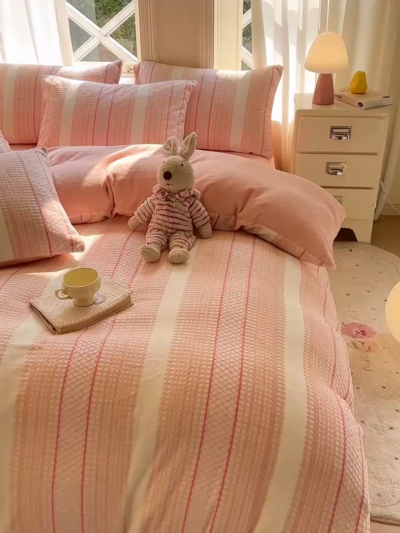 91家纺网 家纺一手货源 找家纺 灰鲸 2025新款立体雕花牛奶绒四件套 泛歌-粉