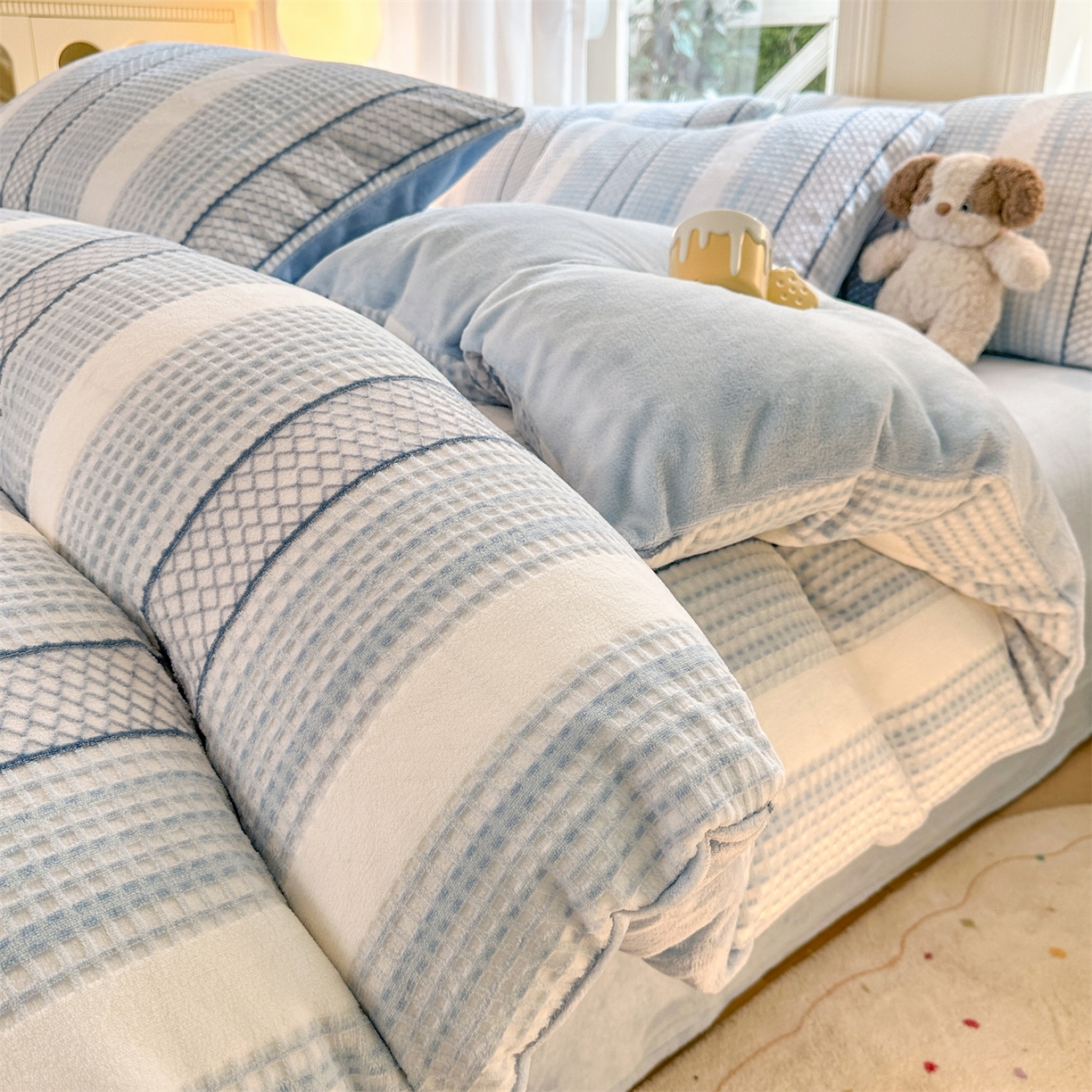 91家纺网 家纺一手货源 找家纺 灰鲸 2025新款立体雕花牛奶绒四件套 泛歌-蓝