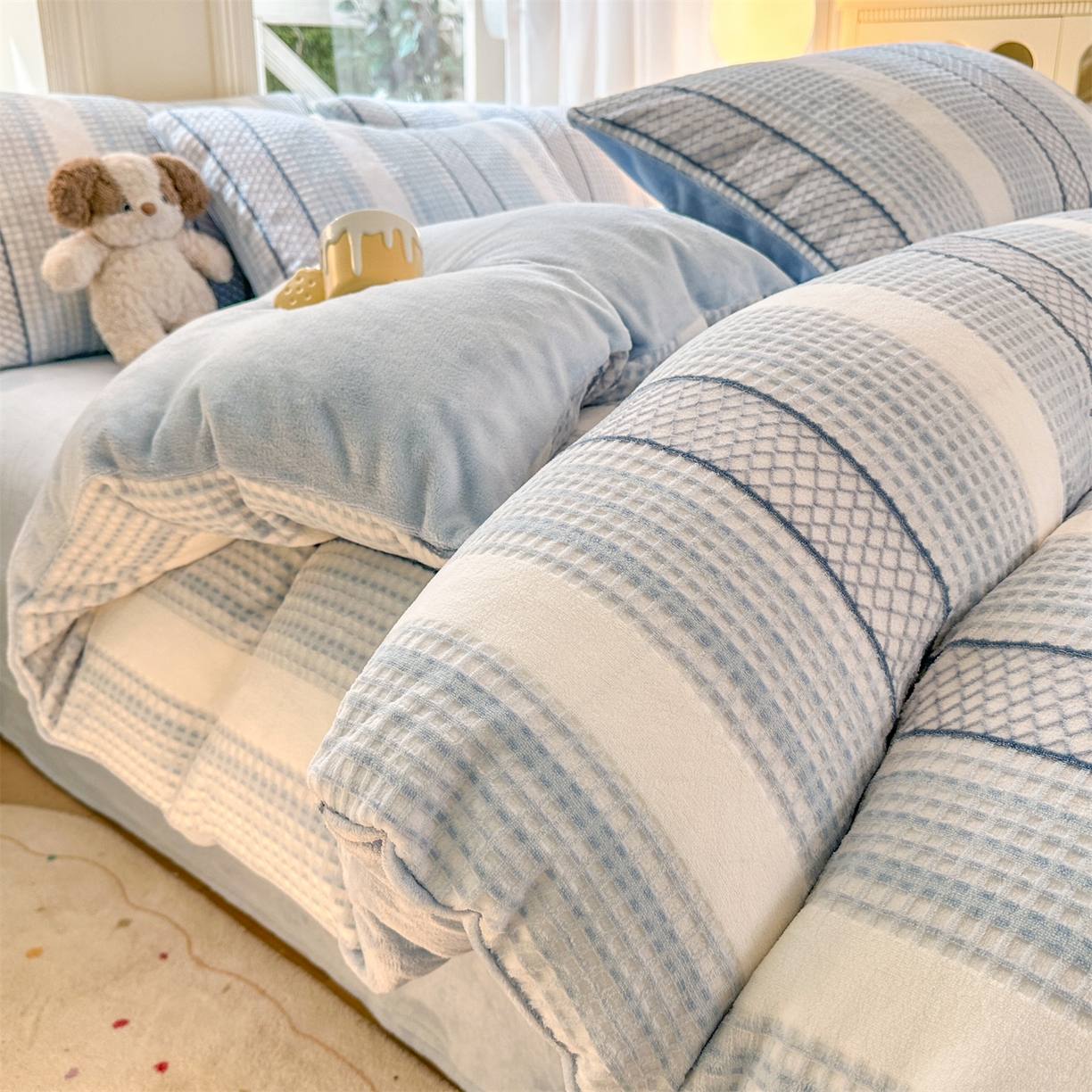 91家纺网 家纺一手货源 找家纺 灰鲸 2025新款立体雕花牛奶绒四件套 泛歌-蓝