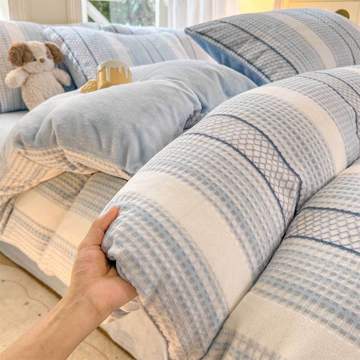 91家纺网 家纺一手货源 找家纺 灰鲸 2025新款立体雕花牛奶绒四件套 泛歌-蓝