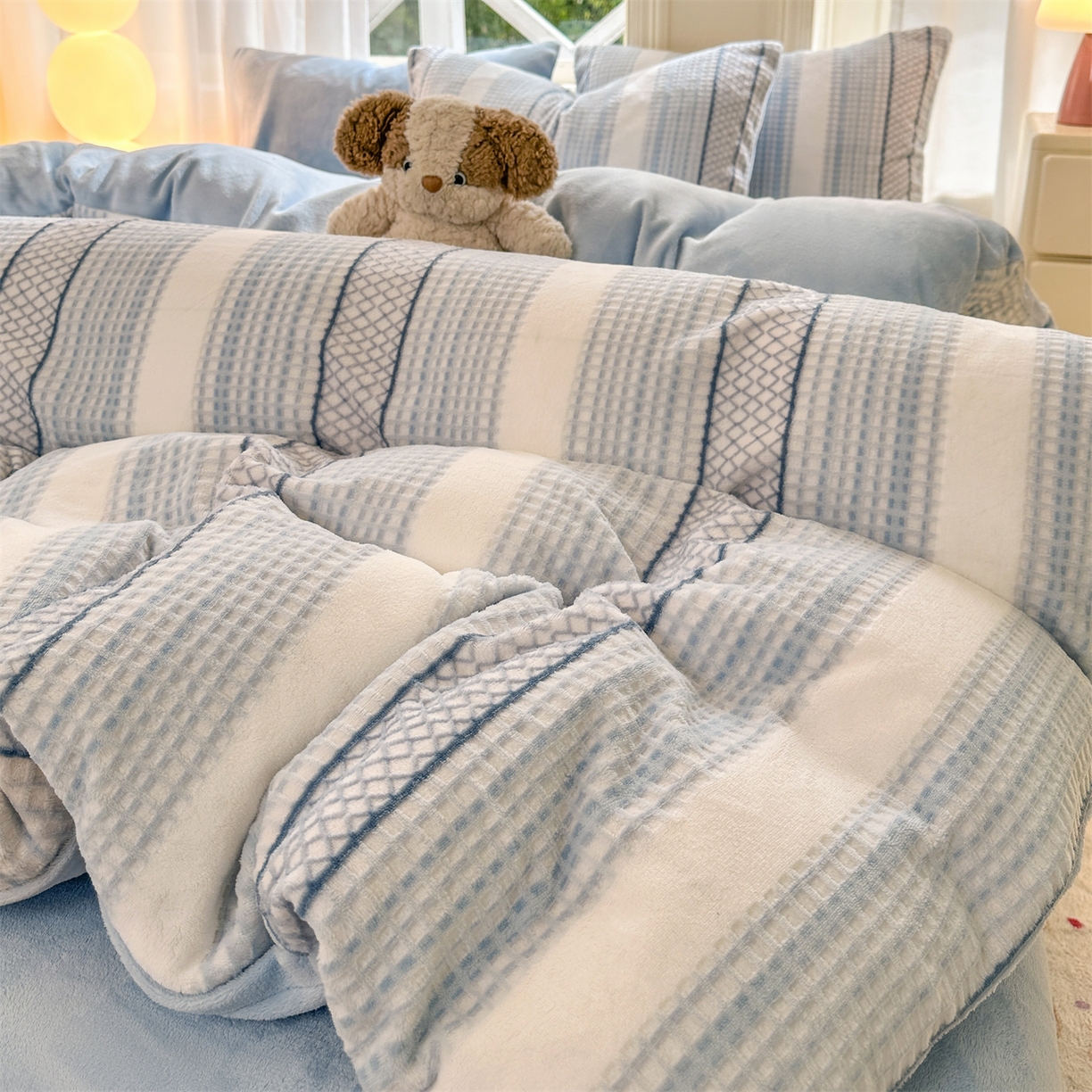 91家纺网 家纺一手货源 找家纺 灰鲸 2025新款立体雕花牛奶绒四件套 泛歌-蓝