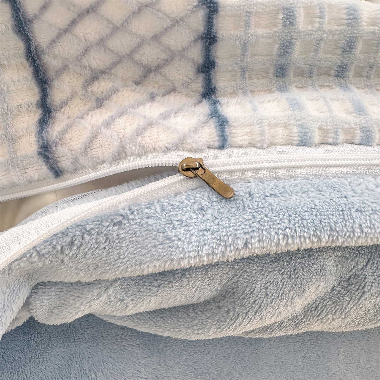 91家纺网 家纺一手货源 找家纺 灰鲸 2025新款立体雕花牛奶绒四件套 泛歌-蓝