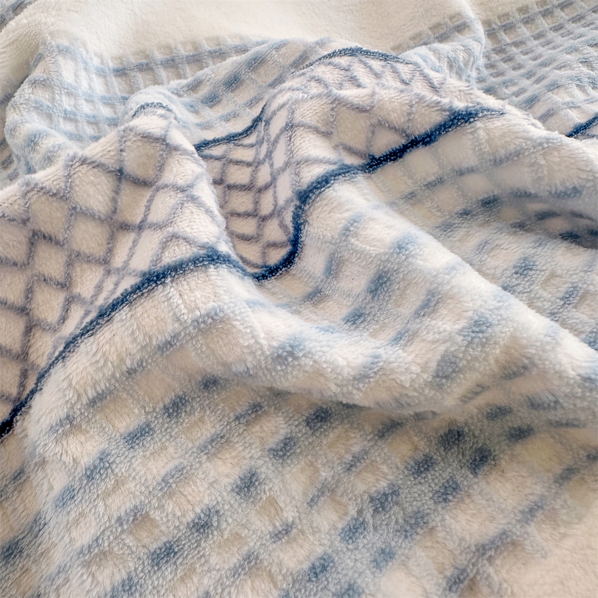 91家纺网 家纺一手货源 找家纺 灰鲸 2025新款立体雕花牛奶绒四件套 泛歌-蓝