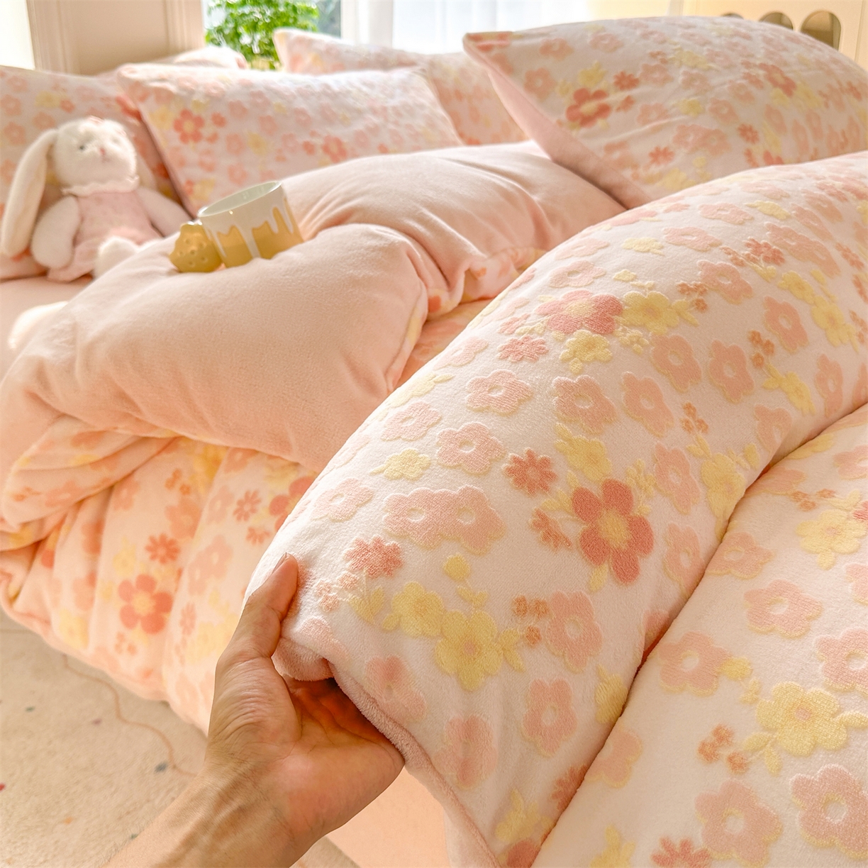 91家纺网 家纺一手货源 找家纺 灰鲸 2025新款立体雕花牛奶绒四件套 花海-粉