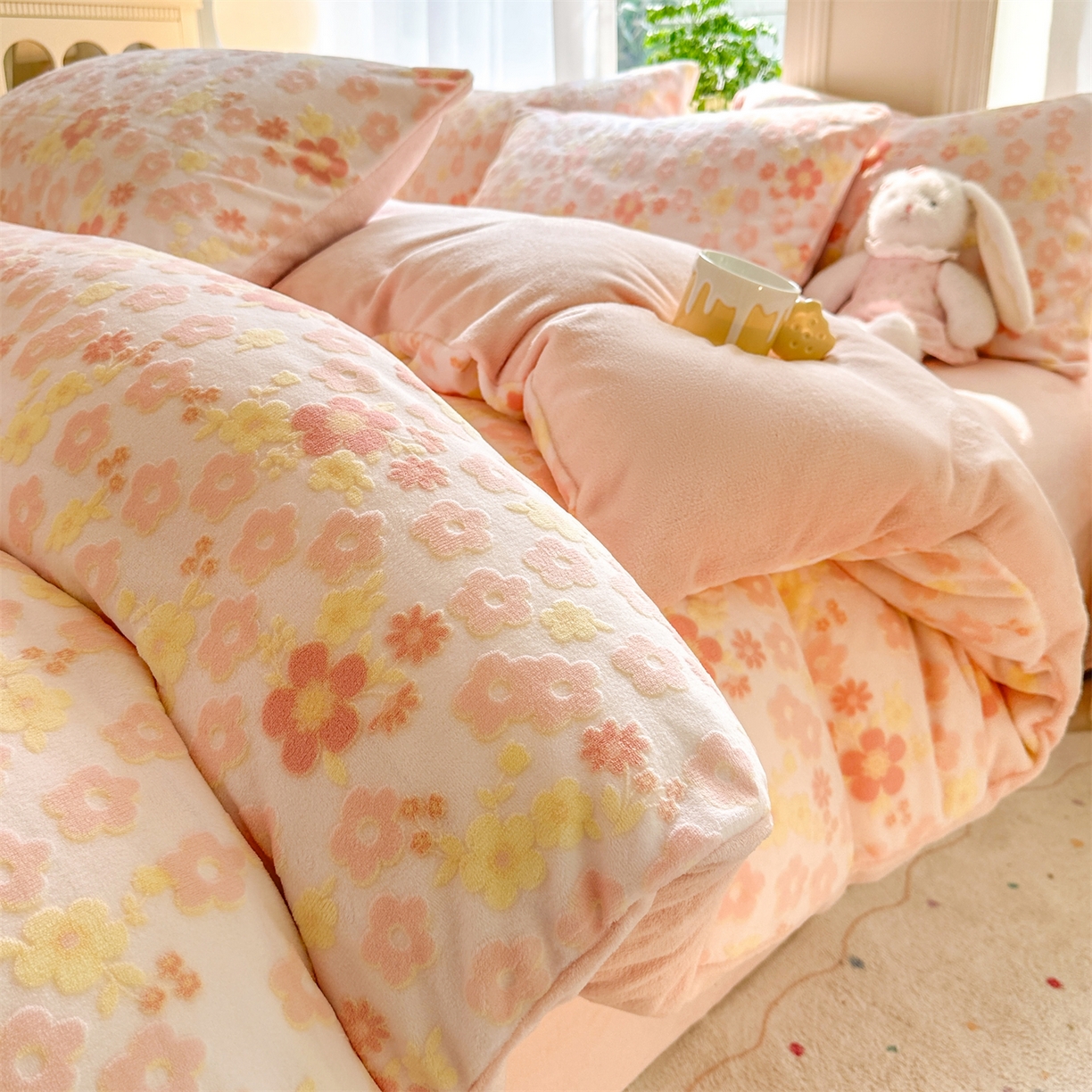 91家纺网 家纺一手货源 找家纺 灰鲸 2025新款立体雕花牛奶绒四件套 花海-粉