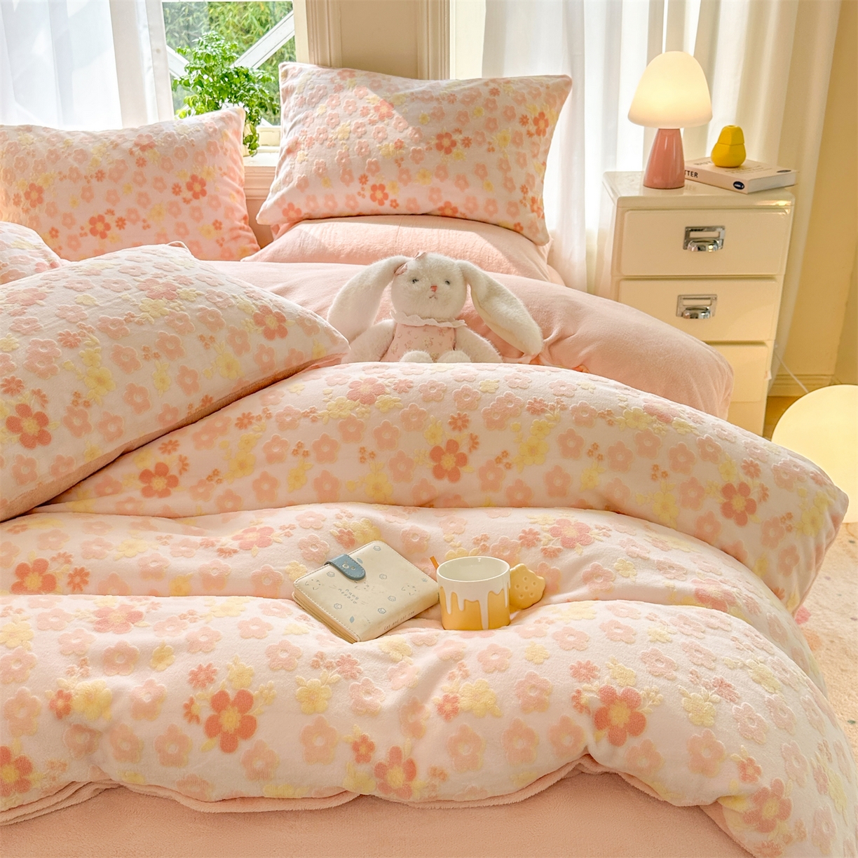 91家纺网 家纺一手货源 找家纺 灰鲸 2025新款立体雕花牛奶绒四件套 花海-粉