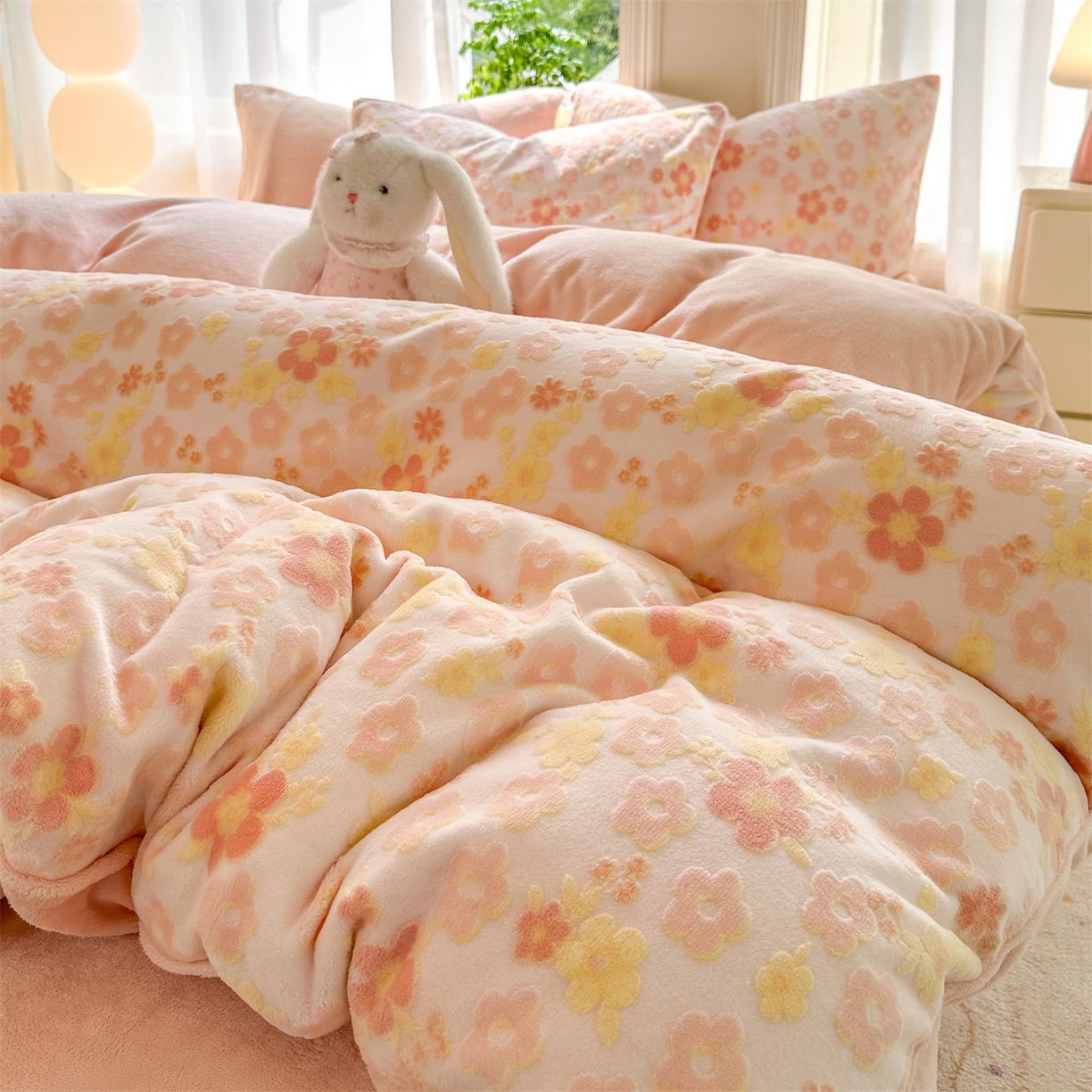 91家纺网 家纺一手货源 找家纺 灰鲸 2025新款立体雕花牛奶绒四件套 花海-粉