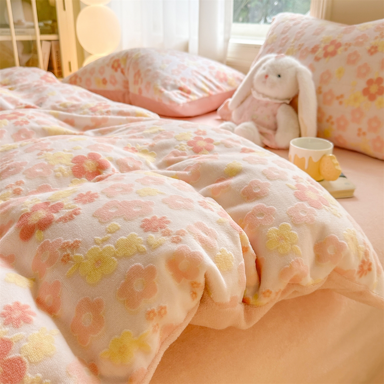 91家纺网 家纺一手货源 找家纺 灰鲸 2025新款立体雕花牛奶绒四件套 花海-粉