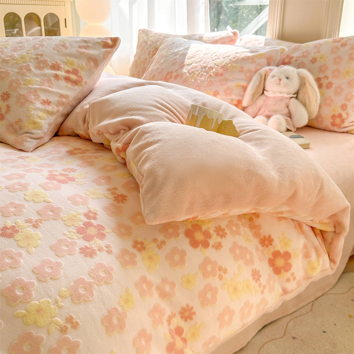 91家纺网 家纺一手货源 找家纺 灰鲸 2025新款立体雕花牛奶绒四件套 花海-粉