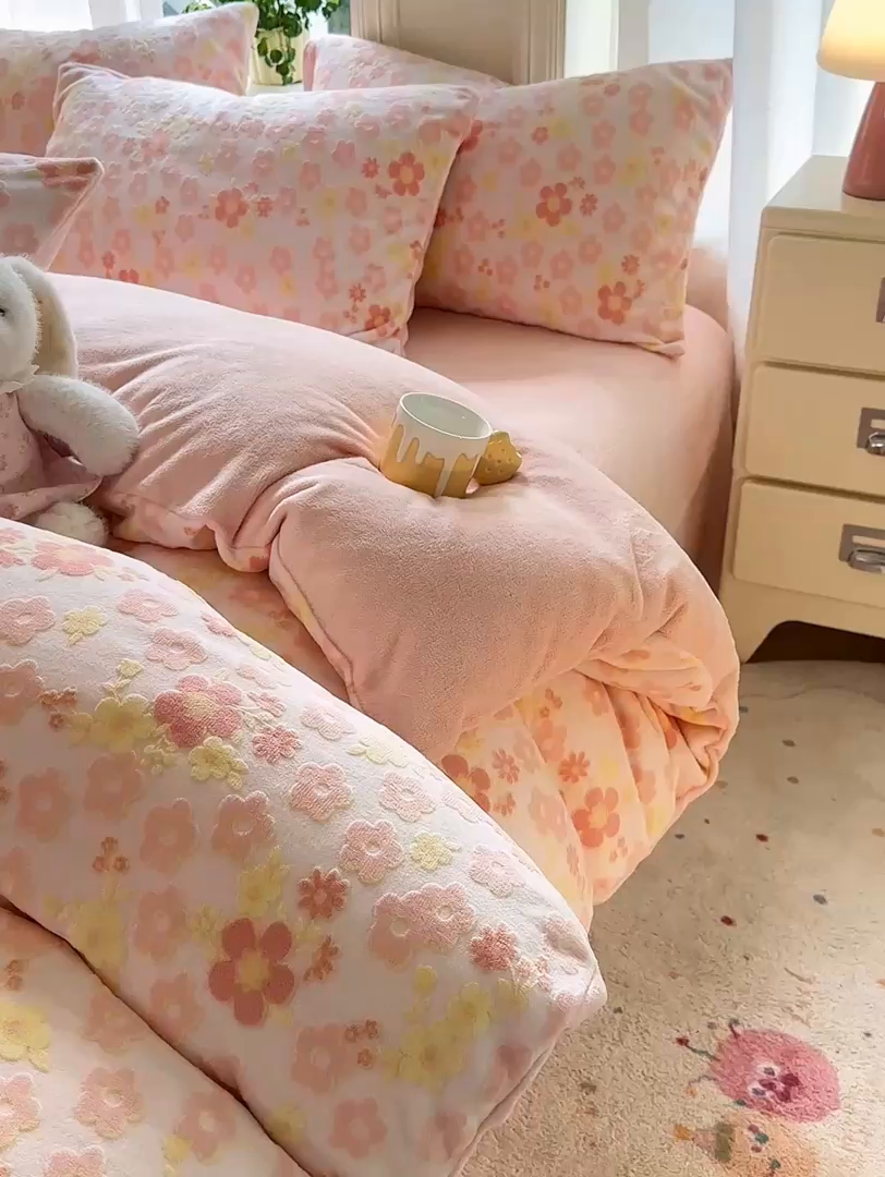 91家纺网 家纺一手货源 找家纺 灰鲸 2025新款立体雕花牛奶绒四件套 花海-粉