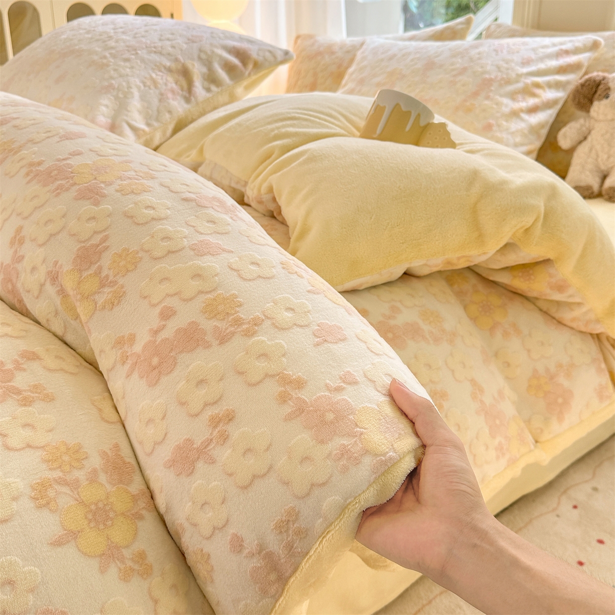 灰鲸 2025新款立体雕花牛奶绒四件套 花海-黄