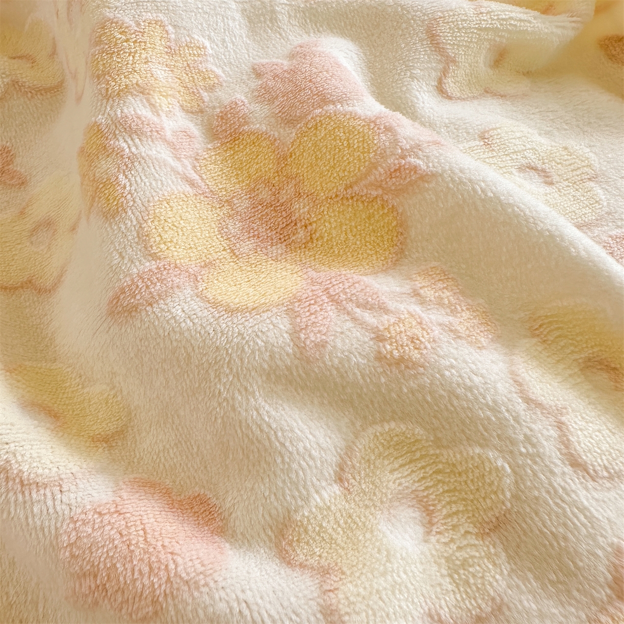 91家纺网 家纺一手货源 找家纺 灰鲸 2025新款立体雕花牛奶绒四件套 花海-黄