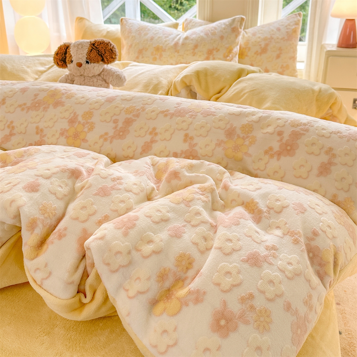 91家纺网 家纺一手货源 找家纺 灰鲸 2025新款立体雕花牛奶绒四件套 花海-黄